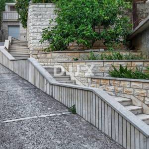 OTOK BRAČ, SUMARTIN - Apartmanska kuća u kamenu s garažom 2.red do mora