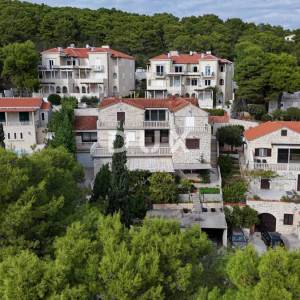 OTOK BRAČ, SUMARTIN - Apartmanska kuća u kamenu s garažom 2.red do mora
