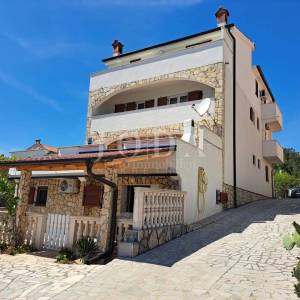 Otok Krk - apartmanska kuća s prekrasnim pogledom na more