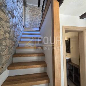 Otok Krk, Dobrinj - okolica, dvojna kuća, 202m2