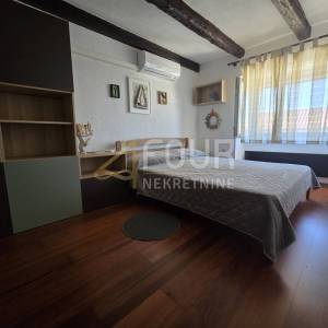 Otok Krk, Dobrinj - okolica, dvojna kuća, 202m2