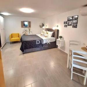 OTOK KRK, GRAD KRK - Garsonijera u prizemlju sa okućnicom