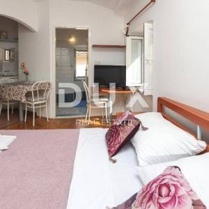 OTOK KRK, GRAD KRK - Kuća u centru sa 7 apartmana