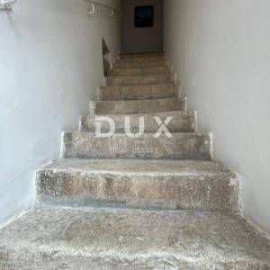 OTOK KRK, GRAD KRK - Kuća u centru sa 7 apartmana