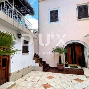 OTOK KRK, GRAD KRK - Kuća u centru sa 7 apartmana