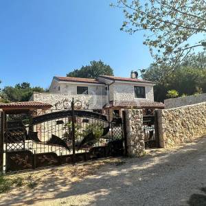 Otok Krk, kamena kuća s grijanim bazenom u blizini mora