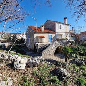 Otok Krk, kamena kuća u nizu