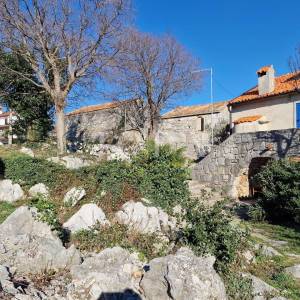 Otok Krk, kamena kuća u nizu