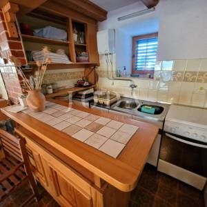 Otok Krk, kamena kuća u nizu