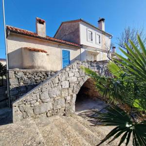 Otok Krk, kamena kuća u nizu