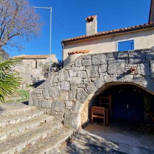 Otok Krk, kamena kuća u nizu