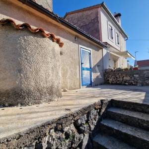 Otok Krk, kamena kuća u nizu
