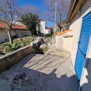 Otok Krk, kamena kuća u nizu