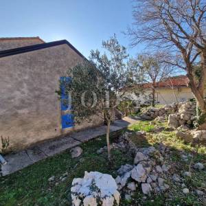 Otok Krk, kamena kuća u nizu