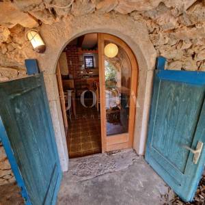 Otok Krk, kamena kuća u nizu