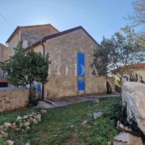 Otok Krk, kamena kuća u nizu