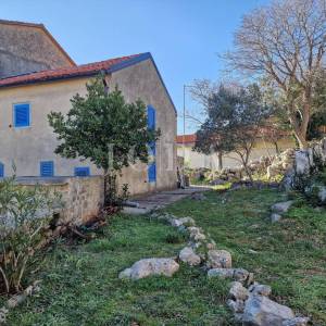 Otok Krk, kamena kuća u nizu