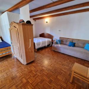 Otok Krk, kamena kuća u nizu