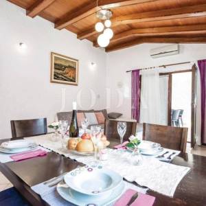 Otok Krk - Kras - prizemnica s bazenom