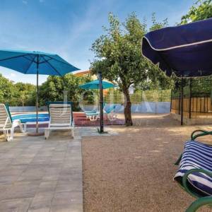Otok Krk - Kras - prizemnica s bazenom