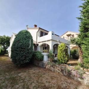 Otok Krk - Linardići - apartmanska kuća na velikom zemljištu