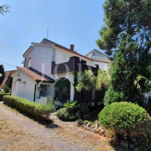 Otok Krk - Linardići - apartmanska kuća na velikom zemljištu