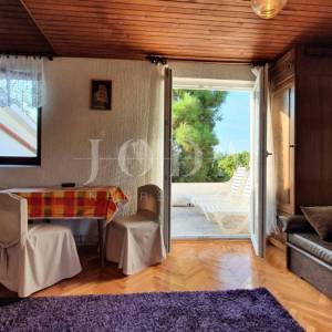Otok Krk - Linardići - apartmanska kuća na velikom zemljištu