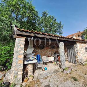 Otok Krk - Linardići - apartmanska kuća na velikom zemljištu