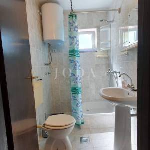 Otok Krk - Linardići - apartmanska kuća na velikom zemljištu