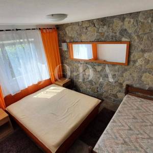 Otok Krk - Linardići - apartmanska kuća na velikom zemljištu