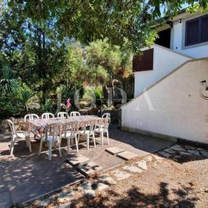 Otok Krk - Linardići - apartmanska kuća na velikom zemljištu