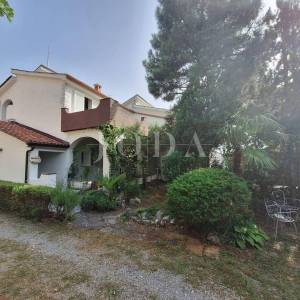 Otok Krk - Linardići - apartmanska kuća na velikom zemljištu