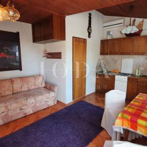 Otok Krk - Linardići - apartmanska kuća na velikom zemljištu
