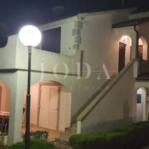 Otok Krk - Linardići - apartmanska kuća na velikom zemljištu