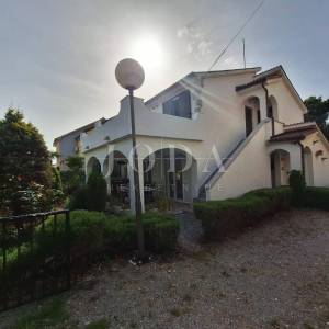 Otok Krk - Linardići - apartmanska kuća na velikom zemljištu