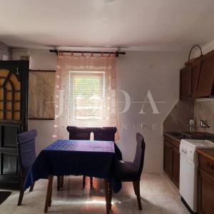 Otok Krk - Linardići - apartmanska kuća na velikom zemljištu
