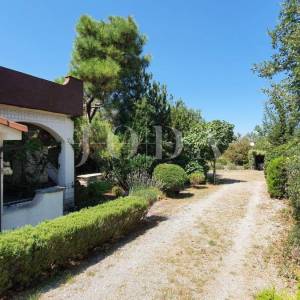 Otok Krk - Linardići - apartmanska kuća na velikom zemljištu