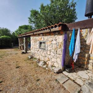 Otok Krk - Linardići - apartmanska kuća na velikom zemljištu