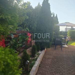 Otok Krk, Malinska, 71.40m2, 2s+db, lođa, dvorište 96m2