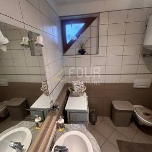 Otok Krk, Malinska, 71.40m2, 2s+db, lođa, dvorište 96m2