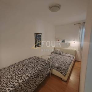 Otok Krk, Malinska, 71.40m2, 2s+db, lođa, dvorište 96m2