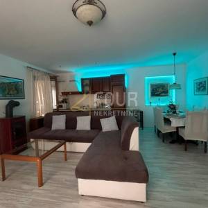 Otok Krk, Malinska, 71.40m2, 2s+db, lođa, dvorište 96m2