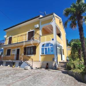 Otok Krk, Malinska, apartmanska kuća s pogledom na more