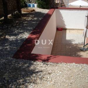 OTOK KRK, OMIŠALJ - Apartman 77 m2 sa terasom i vrtom