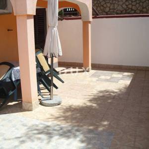 OTOK KRK, OMIŠALJ - Apartman 77 m2 sa terasom i vrtom