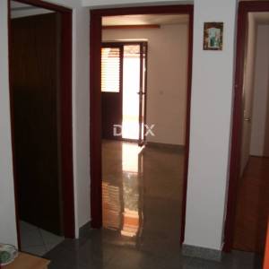 OTOK KRK, OMIŠALJ - Apartman 77 m2 sa terasom i vrtom