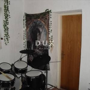OTOK KRK, PUNAT - Apartman 51 m2 u prizemlju sa okućnicom