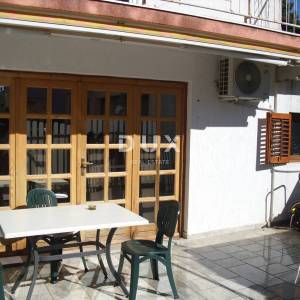 OTOK KRK, PUNAT - Apartman 51 m2 u prizemlju sa okućnicom