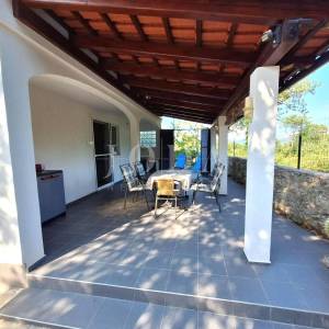 Otok Krk - Samostojeća kuća s lijepom okućnicom