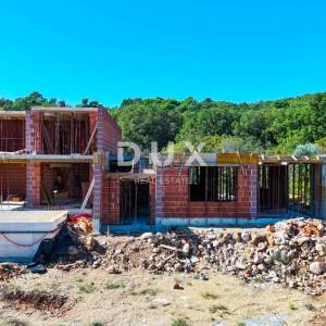 OTOK KRK, VRBNIK - Stan u prizemlju s bazenom i vrtom